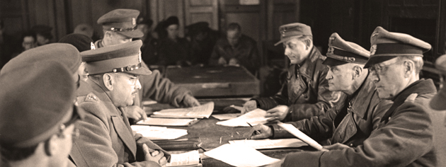 Le lieutenant-général Charles Foulkes (à g. au c.) accepte la reddition des forces allemandes aux Pays-Bas, le 7 mai 1945. [PHOTO : ALEXANDER STIRTON, BIBLIOTHÈQUE ET ARCHIVES CANADA — PA138588]