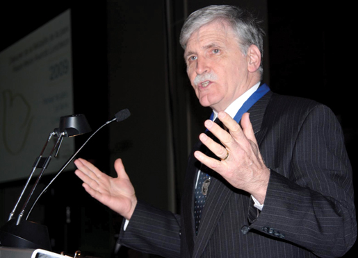 Il prononce un discours à la remise des Médailles de la paix de la YMCA, à Montréal, en 2009. [PHOTO : JOE DONOHUE]
