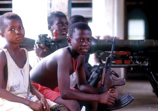 Un groupe de garçons bien armés, qui font partie d’une unité du FRU (Front révolutionnaire uni) au Sierra Leone, en 1999. [PHOTO : SEBASTIAN BOLESCH, ACDI]