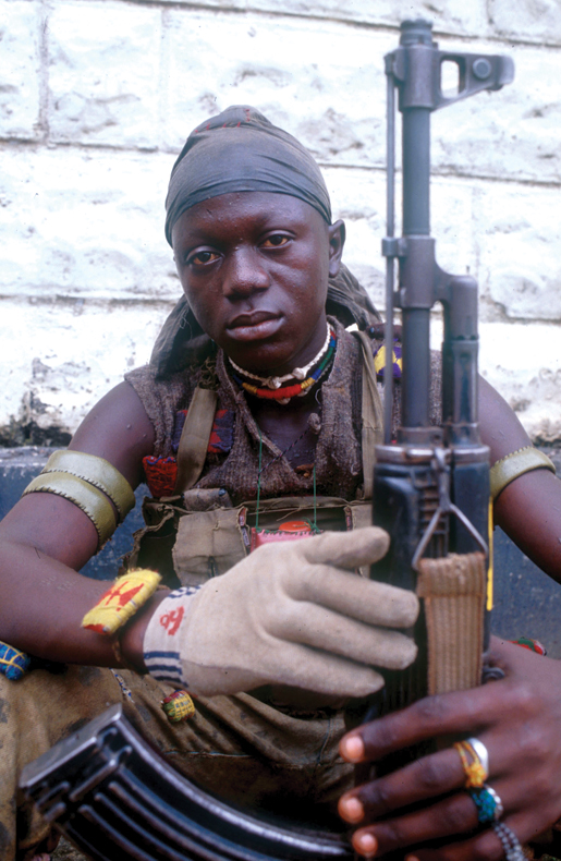 Un enfant soldat au Sierra Leone portant un bracelet qui le protègera, croit-il, des blessures et de la mort. [PHOTO : SEBASTIAN BOLESCH, ACDI]