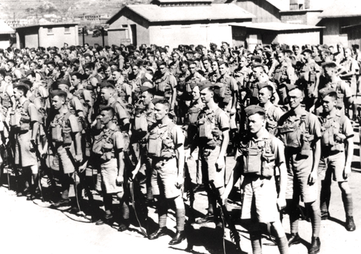 Les soldats canadiens à l’inspection à Hong Kong, peu après leur arrivée, en novembre 1941. [PHOTO : BIBLIOTHÈQUE ET ARCHIVES CANADA—C049745]