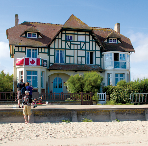 La maison repère de la plage Juno rend hommage aux Queen’s Own Rifles of Canada. [PHOTO : TOM MacGREGOR]