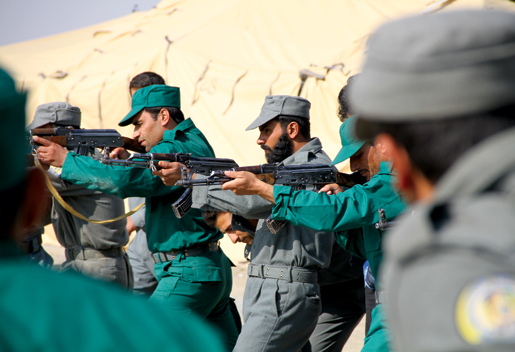 Des recrues afghanes sous instruction canadienne apprennent la bonne position de tir. [PHOTO : ADAM DAY]