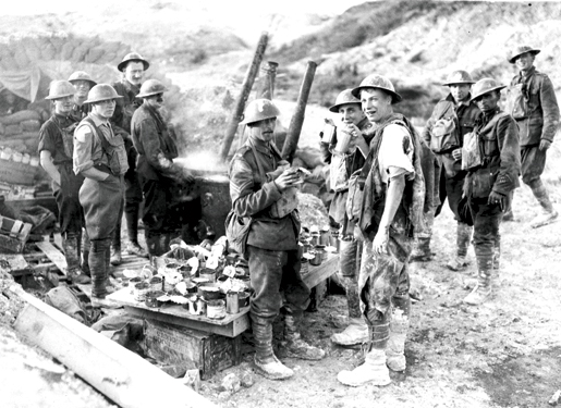 Un soldat blessé et ses copains près de la côte 70, en aout 1917. [PHOTO : BIBLIOTHÈQUE ET ARCHIVES CANADA—PA001596]