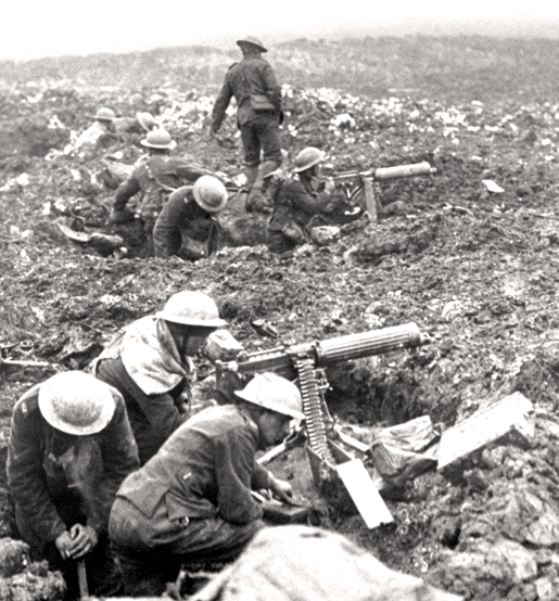 Les équipes de servants de mitrailleuse Vickers se préparent à balayer le front à la crête de Vimy. [PHOTO : MUSÉE CANADIEN DE LA GUERRE—19920085-679]