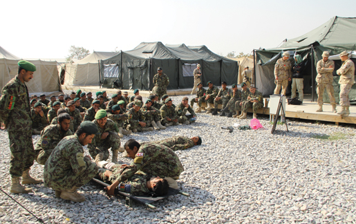 Les recrues afghanes obtiennent une instruction en  premiers secours à Kaboul, sous les yeux des Canadiens. [PHOTO : ADAM DAY]