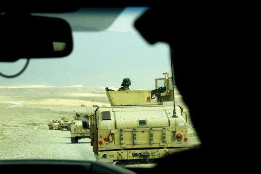 Les Afghans s’exercent aux opérations de convoi sur un plateau près de Kaboul. [PHOTO : ADAM DAY]