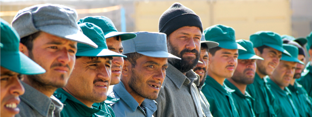 Recrues afghanes en rang à l’instruction. [PHOTO : ADAM DAY]