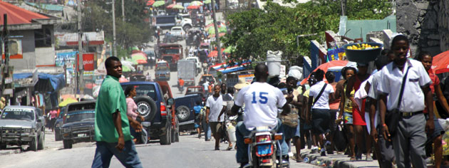 Les rues encombrées de Port-au-Prince, en Haïti. [PHOTO : DAN BLACK]