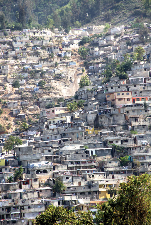 Un quartier en pente de Port-au-Prince. [PHOTO : DAN BLACK]