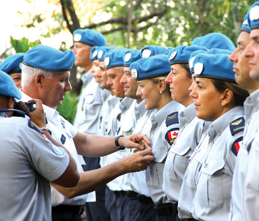 Des policiers canadiens reçoivent une médaille de l’ONU lors  d’une cérémonie, au mois de mars. [PHOTO : DAN BLACK]