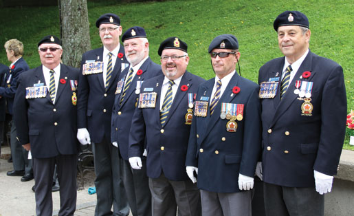 Les invités officiels et les dirigeants élus de la Légion assistent aux cérémonies du crépuscule des cadets. [PHOTO : JENNIFER MORSE]