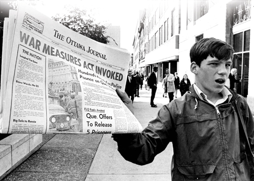 Un vendeur de journaux dans les rues d’Ottawa en octobre 1970. [PHOTO : PETER BREGG, LA PRESSE CANADIENNE]