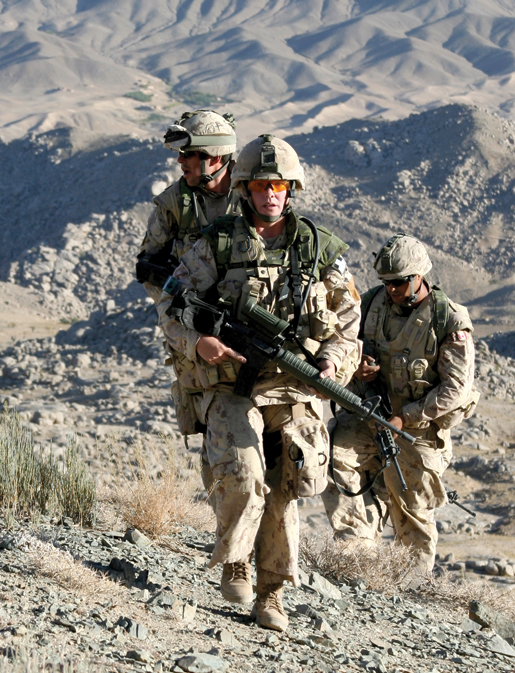 Des soldats en patrouille au Kandahar, en 2006. [PHOTO : ADAM DAY, REVUE LÉGION]