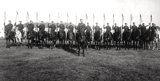 Les Canadian Mounted Rifles se préparent à aller en guerre en Afrique du Sud en 1900. [PHOTO : BIBLIOTHÈQUE ET ARCHIVES CANADA — PA028895]