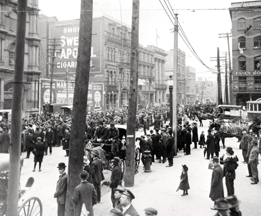Un défilé anticonscription passe au centre-ville de Montréal en 1917. [PHOTO : BIBLIOTHÈQUE ET ARCHIVES CANADA — C006859]