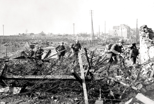Un peloton canadien entre à Valenciennes au début de novembre 1918. [PHOTO : WILLIAM RIDER-RIDER, BIBLIOTHÈQUE ET ARCHIVES CANADA — PA003377]