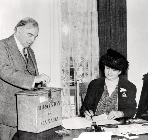 Le premier ministre Mackenzie King vote lors du plébiscite de 1942 sur la conscription. [PHOTO : BIBLIOTHÈQUE ET ARCHIVES CANADA — C022001]