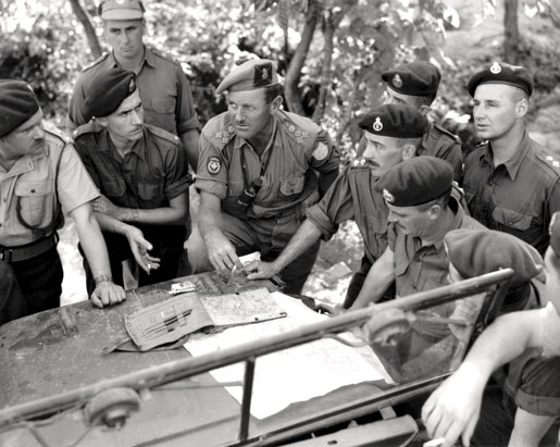 Le brigadier-général John Rockingham (au c.) parle aux commandants de peloton et de compagnie du 1er Bon de la PPCLI en octobre 1951. [PHOTO : PAUL E. TOMELIN, BIBLIOTHÈQUE ET ARCHIVES CANADA—PA128875]