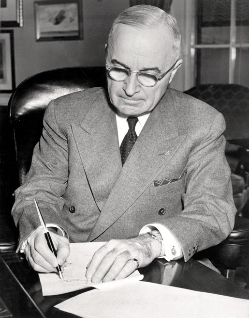 Le président des États-Unis, Harry Truman, signe une proclamation déclarant un état d’urgence, décembre 1950. [PHOTO : WIKIPEDIA]