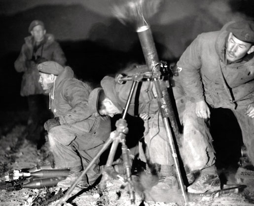 Peloton de mortier à l’entrainement, février 1951. [PHOTO : BIBLIOTHÈQUE ET ARCHIVES CANADA—PA179973]