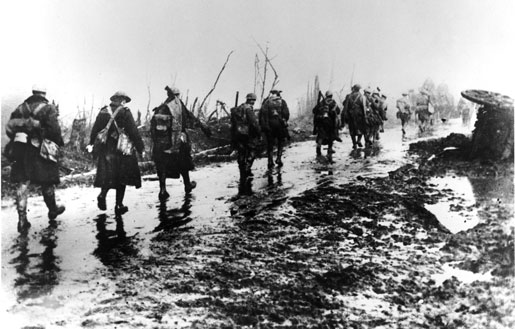 Des soldats éclaboussés quittent la Somme en automne 1916. [Photo : BIBLIOTHÈQUE ET ARCHIVES CANADA—PA207187]