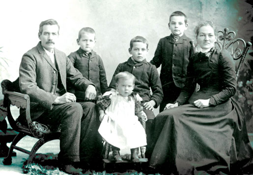 Robert et Phoebe Black et quatre de leurs enfants. Clarence est le deuxième à p. de la gauche. [PHOTO : COURTOISIE DE ROBERT BLACK]