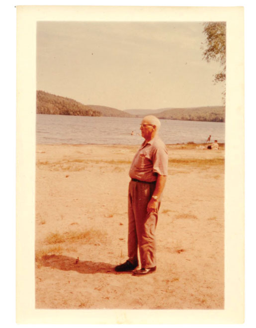 Clarence à côté d’un des lacs où il aimait aller. [Photo : COURTOISIE DE ROBERT BLACK]