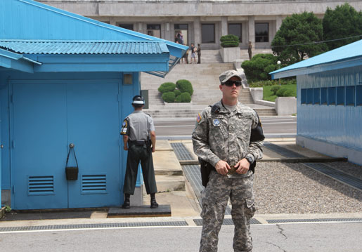 Des soldats sud-coréens (derrière) et américains veillent à Panmunjom. [Photo : Tom MacGregor]