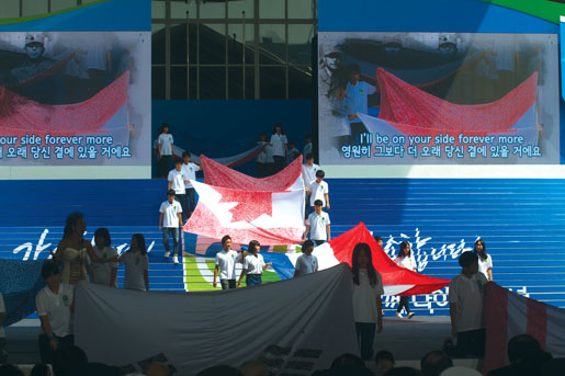 Un drapeau canadien figure aux cérémonies. [Photo : Tom MacGregor]
