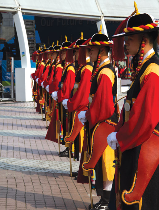 Une garde de cérémonie à la commémoration du 27 juillet. [Photo : Tom MacGregor]