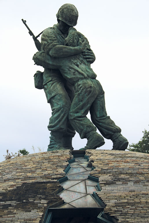 La statue immense de deux hommes réunis pendant la guerre au monument de guerre de la Corée. [Photo : Tom MacGregor]