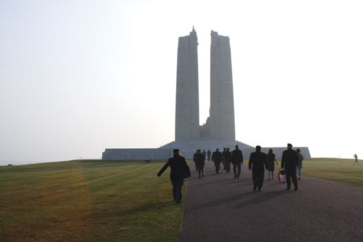  Les membres du pèlerinage de la Légion s’approchent du Monument commémoratif du Canada à Vimy. [Photo : Sharon Adams]