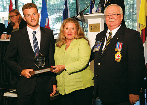 Joseph Maxwell reçoit le prix Jack Stenhouse des mains de Nancy Stenhouse et le président national, Gordon Moore. [PHOTO : ADAM DAY]