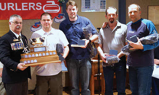 Poirier remet le trophée à l’équipe gagnante formée de Dave Belway, Darin Gerow, Wayne Shepherd et Barry Meyer de la  Division de la Colombie-Britannique–Yukon. [PHOTO : ADAM DAY]