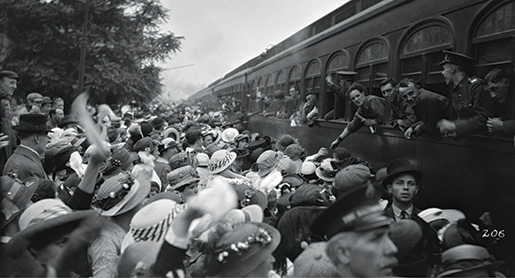 Un train plein de soldats canadiens prend le départ à Hamilton, en 1914. [ANDREW MERRILEES, BIBLIOTHÈQUE ET ARCHIVES CANADA – E011084104]