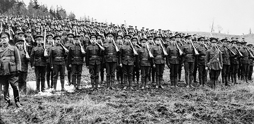 PRÊTS À MENER Les officiers et membres du 26e Bataillon à Saint John (N.-B.), en 1915. [PHOTO : BIBLIOTHÈQUE ET ARCHIVES CANADA – C-026127]