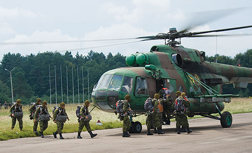Des parachutistes du 3e Bon en Ukraine se préparent à faire des exercices, juillet 2011. [PHOTO : CPL JAX KENNEDY, CAMÉRA DE COMBAT DES FORCES CANADIENNES]