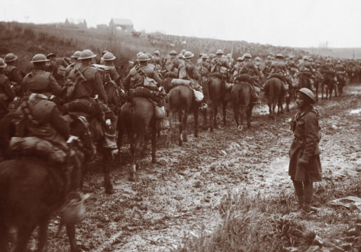 Un escadron  du Fort Garry à côté d’un village, en février 1918. [PHOTO : MINISTÈRE DE LA DÉFENSE NATIONALE; BIBLIOTHÈQUE  ET ARCHIVES CANADA—PA002493]
