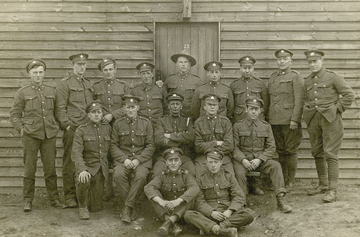 Le soldat Donald Mainland (en b. à d.) est accompagné d’autres membres du Fort Garry Horse. [PHOTO : AVEC L’AIMABLE AUTORISATION DE DON GILLMOR]