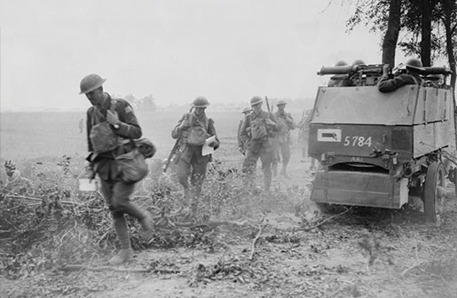 Une voiture blindée équipée de mitrailleuses appuie des soldats près du front. [Photo ; MINISTÈRE DE LA DÉFENSE NATIONALE; BIBLIOTHÈQUE ET ARCHIVES CANADA—PA003016]