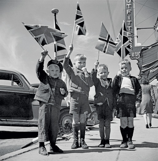 Quatre petits garçons de Rouyn-Noranda, au Québec, lèvent leurs drapeaux. [BAC/PA-193007]