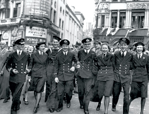 De larges sourires signalent l’humeur du personnel de la Mission navale canadienne d’outre-mer qui se joignent à la foule, à Londres, près de Piccadilly Circus. [MUSÉE CANADIEN DE LA GUERRE/19790488-010-2]