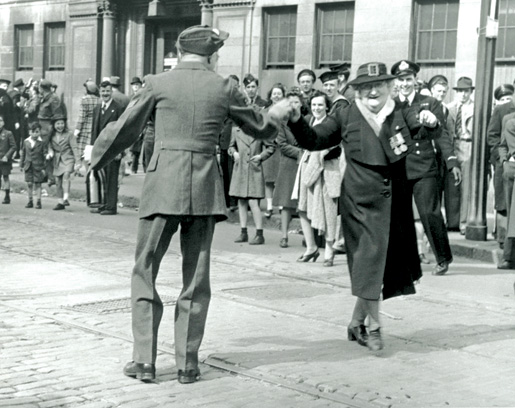 Une femme et un soldat dansent dans la rue Barrington, à Halifax. [WILFRED DOUCETTE/BAC/PA-C79569]