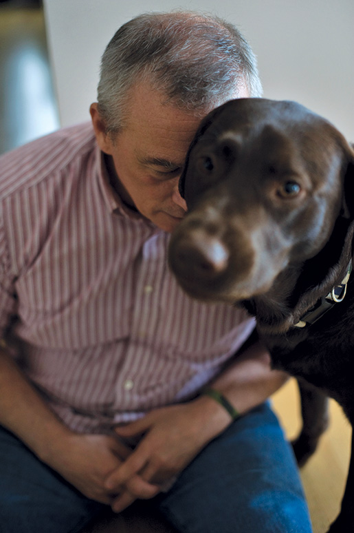 Le colonel à la retraite Pat Stogran, qui vit avec une douleur chronique et un trouble de stress posttraumatique, est réconforté par son chien, Apollo. [LOUIE PALU]