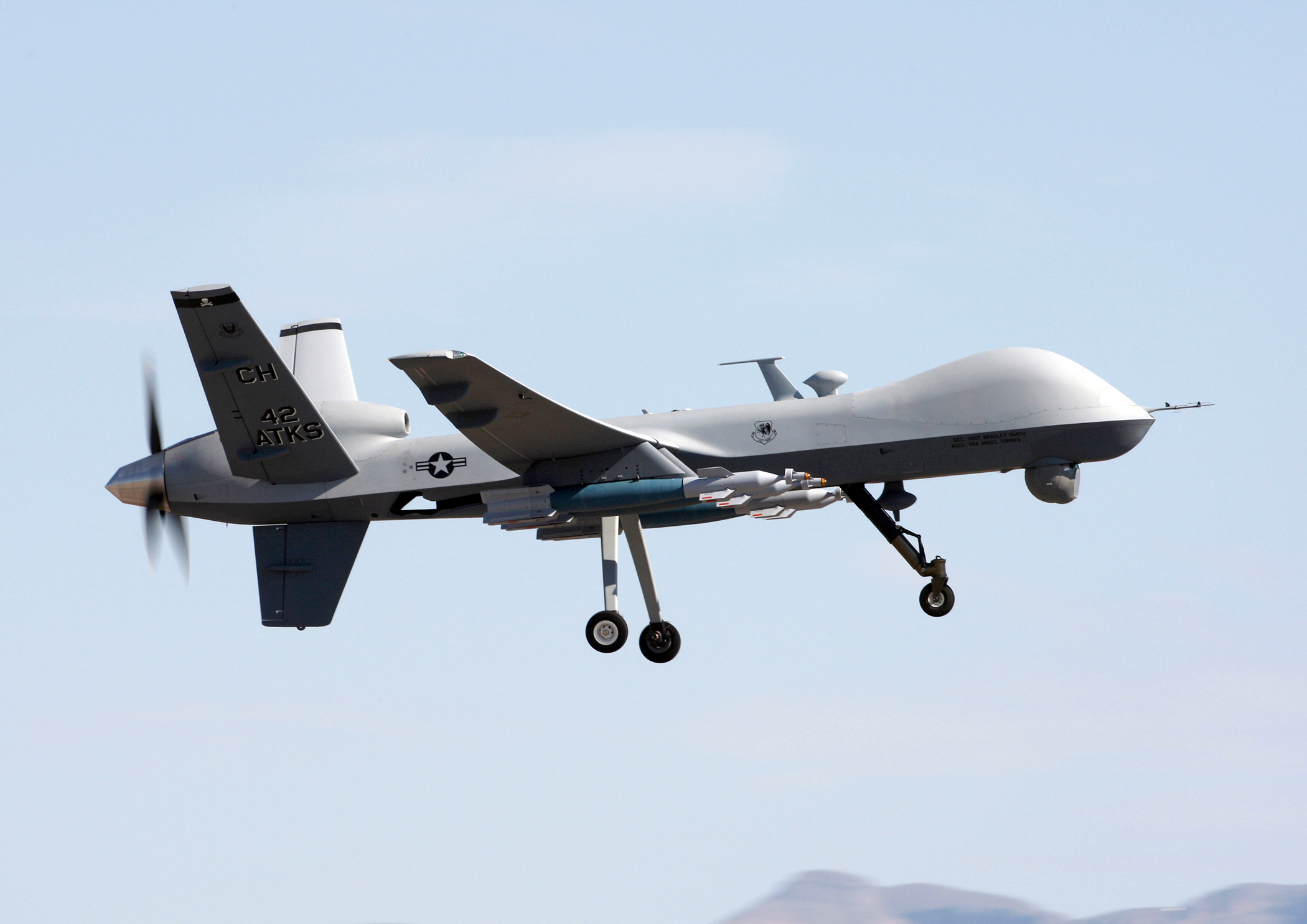 Face à Face: Les Forces armées canadiennes  devraient-elles acheter des drones armés?