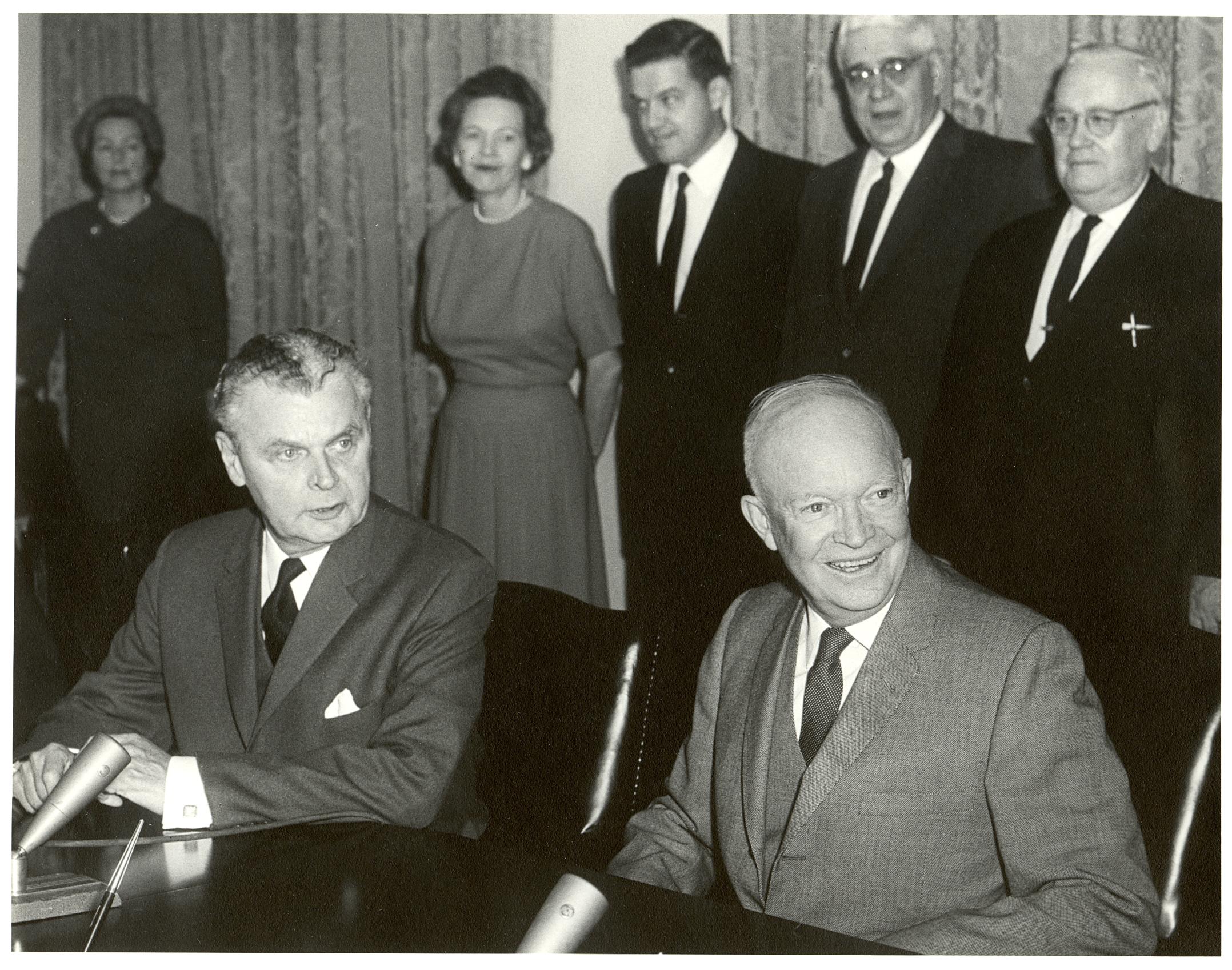 John_Diefenbaker_and_Dwight_Eisenhower_at_signing_of_Columbia_River_Treaty_(January_1961)