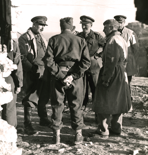 General Oliver Leese (left) chats with senior officers in Italy. [PHOTO: CANADIAN ARMY—28416-N]