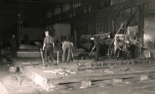 Work inside the Davie Shipbuilding and Repair Co., June 1941. [PHOTO: LIBRARY AND ARCHIVES CANADA—PA105431]
