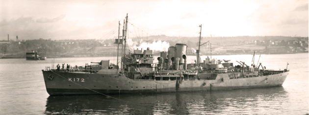 HMCS Trillium in 1941, after she was transferred to the Royal Canadian Navy from the Royal Navy. [PHOTO: LIBRARY AND ARCHIVES CANADA—PA105713]